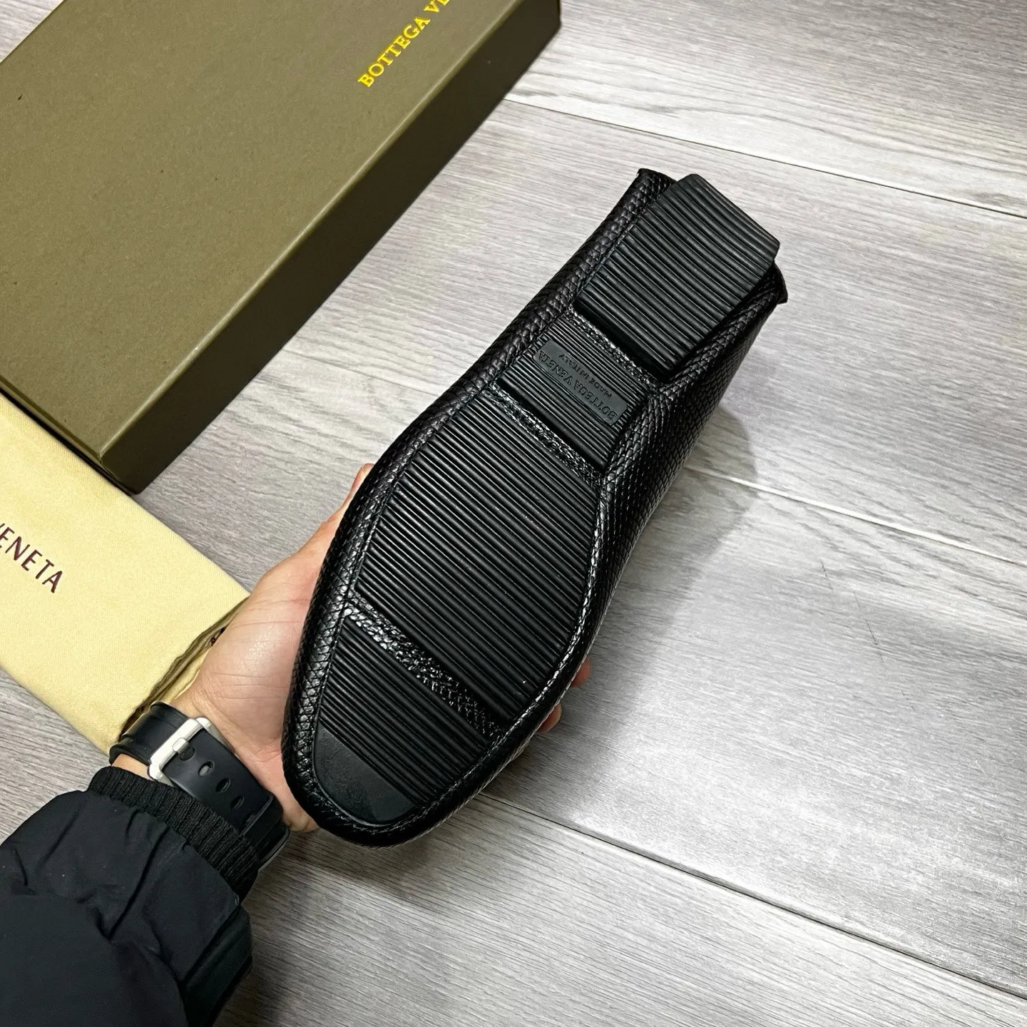 Factory price 480 BV 〰️Purely handmade classic men's beanie shoes👉👉driving shoes, slip-on shoes, made of imported cowhide from Italy, 💕water-dyed cowhide lining, 🔊original outsole, waterproof platform design, comfortable on the feet. A good choice for traveling and driving, three colors available, code number: 38-44, (45 can be customized)